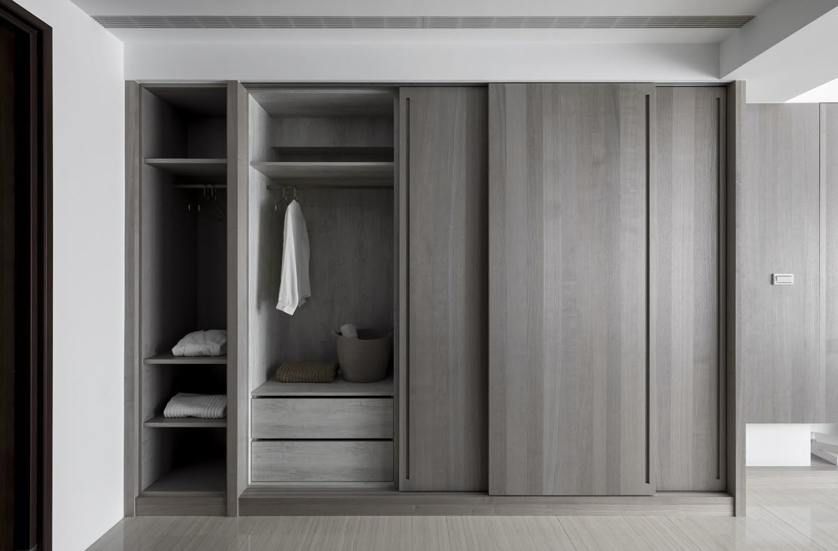 Puerta corredera de madera con perfil de aluminio
